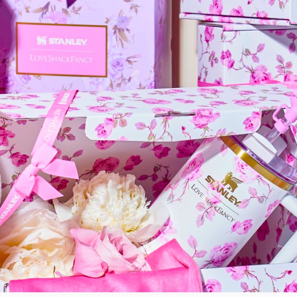 New in Box STANLEY X LOVESHACKFANCY Quencher 40 oz - Ribbon Rosa print